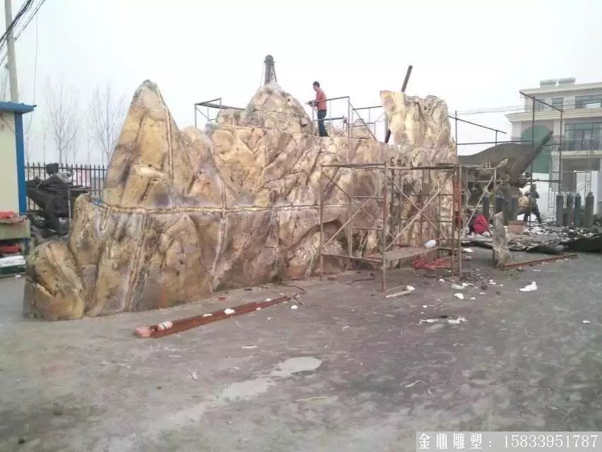 铸铜金山雕塑安装 (2)