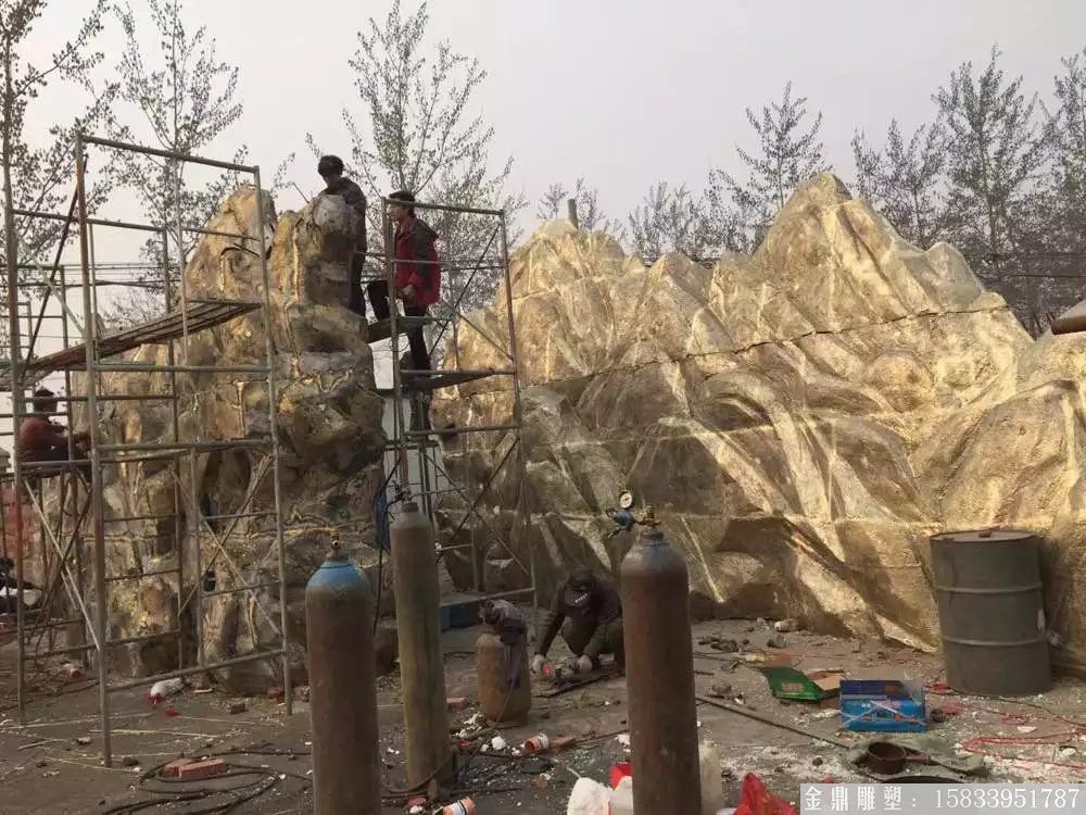 铸铜金山雕塑安装 (3)